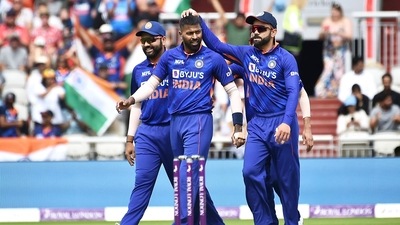 Hardik Pandya and Virat Kohli celebrate the dismissal of Jason Roy (AP)