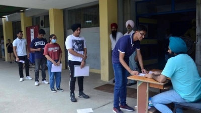 CUET 2022: Candidates outside the examination centre for CUET-UG at Guru Nanak Dev Engineering College in Ludhiana on Saturday. (Harvinder Singh/HTfile) (HT_PRINT) CUET 2022: Candidates outside the examination centre for CUET-UG at Guru Nanak Dev Engineering College in Ludhiana on Saturday. (Harvinder Singh/HTfile) (HT_PRINT)