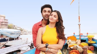 Swiggy recently shared a hilarious tweet on Alia Bhatt and Ranbir Kapoor's Kesariya from the film Brahmastra.&nbsp;