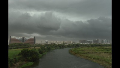 State capital Lucknow experienced 52.3 mm rainfall that brought down the day temperature from 38.6 degrees Celsius (on Tuesday) to 34.3 degrees Celsius on Wednesday. (Deepak Gupta/HT photo) State capital Lucknow experienced 52.3 mm rainfall that brought down the day temperature from 38.6 degrees Celsius (on Tuesday) to 34.3 degrees Celsius on Wednesday. (Deepak Gupta/HT photo)