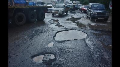 Potholes in Majiwada, Thane. Traffic snarls in the city are largely due to potholes, increasing the time spent by the commuters on the road, especially during the monsoon. (PRAFUL GANGURDE/HT PHOTO) Potholes in Majiwada, Thane. Traffic snarls in the city are largely due to potholes, increasing the time spent by the commuters on the road, especially during the monsoon. (PRAFUL GANGURDE/HT PHOTO)
