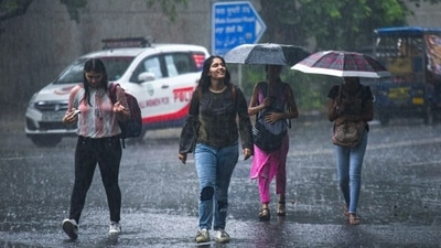 People walk in the rain in New Delhi, India, on Wednesday, July 20, 2022. (Photo by Amal KS/Hindustan Times) 