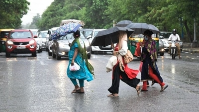 People during monsoon rain near Galleria Market crossing, in Gurugram, India, on Wednesday, July 20, 2022. (Photo by Vipin Kumar/Hindustan Times) 