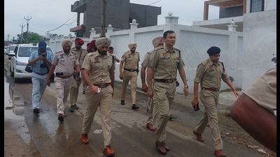 Ludhiana rural police carrying out a search operation at Mandiani village of Mullanpur Dakha. (HT Photo)