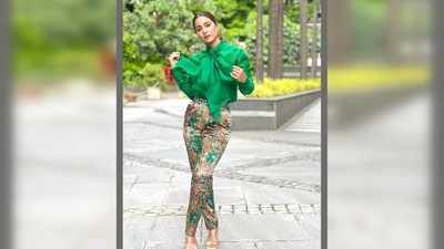 Hina Khan kept her makeup minimal and tied her hair in a mid-high ponytail with a middle partition. (Instagram/@realhinakhan) Hina Khan kept her makeup minimal and tied her hair in a mid-high ponytail with a middle partition. (Instagram/@realhinakhan)