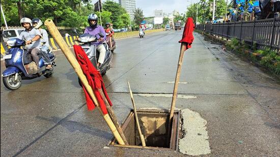 A missing manhole cover near Mahim Causeway HT Photo