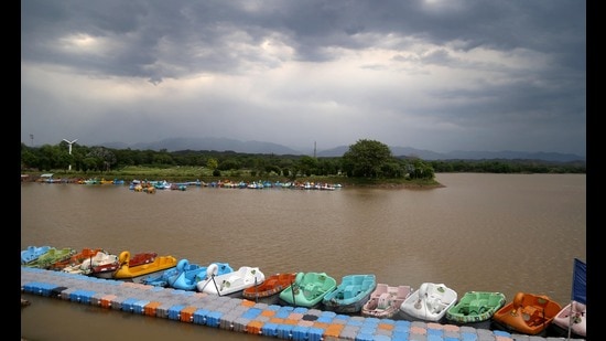 Rain brings memories of getting drenched in the season’s first shower, making paper boats, spotting rainbows, chai-pakora-jalebi parties and more. (HT File Photo)