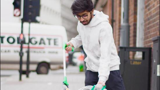 Vivek Gurav believes being in a different country doesn’t change the fact that garbage is an issue and wherever possible, he picks up litter on the streets. (HT PHOTO)