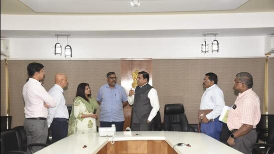 BMC officials meet Marine Drive residents to allay vibration fears BMC officials meet Marine Drive residents to allay vibration fears
