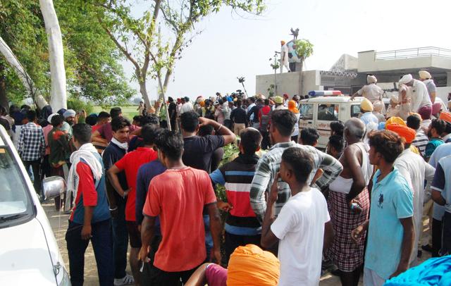 People gathered at the encounter site in Hoshiar Nagar village, Amritsar, on Wednesday. (Sameer Sehgal/HT) People gathered at the encounter site in Hoshiar Nagar village, Amritsar, on Wednesday. (Sameer Sehgal/HT)