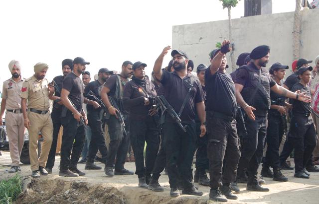 Punjab Police personnel at the encounter site in Hoshiar Nagar village. (Sameer Sehgal/HT) Punjab Police personnel at the encounter site in Hoshiar Nagar village. (Sameer Sehgal/HT)
