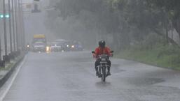 Commuters braving downpour on the road dividing Sectors 33 and 45 in Chandigarh on Thursday morning.  (Keshav Singh/HT)