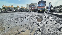 Traffic jam on Mumbai Nashik bypass road due to potholes and bad condition of road on Saket Bridge and Kharegaon Bridge, in Thane. (Praful Gangurde/HT Photo)
