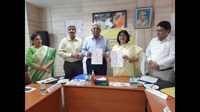 Prof Seema Singh, vice-chancellor of UPRTOU, Prayagraj, and Lt Gen (retd) Ravindra Pratap Shahi, vice-chairman of UPSDMA, Lucknow, signed the MoU. (HT PHOTO) Prof Seema Singh, vice-chancellor of UPRTOU, Prayagraj, and Lt Gen (retd) Ravindra Pratap Shahi, vice-chairman of UPSDMA, Lucknow, signed the MoU. (HT PHOTO)