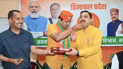 Businessmen-turned-politicians Parkash Rana, the MLA of Jogindernagar, and Hoshiyar Singh of Dehra joined the BJP on June 8 in presence of chief minister Jai Ram Thakur and party chief Suresh Kashyap. (HT File)