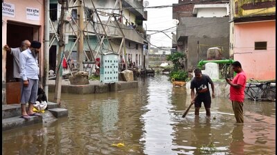Residents of New Kundanpuri in Ludhiana, which falls along the Buddh Nullah, clearing the water out of their homes. (Gurpreet Singh/HT) Residents of New Kundanpuri in Ludhiana, which falls along the Buddh Nullah, clearing the water out of their homes. (Gurpreet Singh/HT)