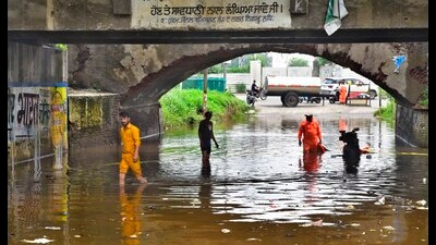Municipal corporation workers trying to clear out water from under the bridge near Chand Cinema Hall in Ludhiana on Thursday (Gurpreet Singh/HT) Municipal corporation workers trying to clear out water from under the bridge near Chand Cinema Hall in Ludhiana on Thursday (Gurpreet Singh/HT)