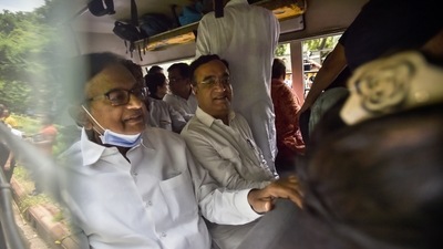 Delhi Police personnel detain Congress leaders P Chidambaram, Ajay Maken and others during a protest against ED’s summon to party chief Sonia Gandhi in the National Herald case New Delhi. (HT photo)