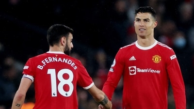 Bruno Fernandes (L) with Cristiano Ronaldo (REUTERS)