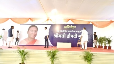 Workers put on huge banner for National Democratic Alliance (NDA) Presidential candidate Droupadi Murmu's felicitation just before the formal announcement, in New Delhi. (HT Photo/Sanjeev Verma) Workers put on huge banner for National Democratic Alliance (NDA) Presidential candidate Droupadi Murmu's felicitation just before the formal announcement, in New Delhi. (HT Photo/Sanjeev Verma)