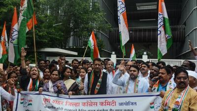 Congress leaders on Thursday held a protest in front of the Pune district collector office against ED summons issued to party chief Sonia Gandhi in the National Herald case. (SHANKAR NARAYAN/HT)