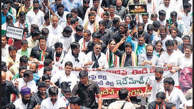 Telangana Congress leaders hold protests against the interrogation of Sonia Gandhi by the Enforcement Directorate, in Hyderabad on Thursday. (ANI) Telangana Congress leaders hold protests against the interrogation of Sonia Gandhi by the Enforcement Directorate, in Hyderabad on Thursday. (ANI)