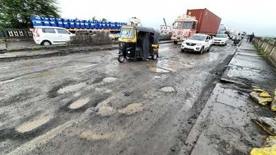 The Kalwa Bridge in Thane is full of potholes, adding to the nightmarish experience for motorists. (PRAFUL GANGURDE/HT PHOTO)
