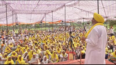 Farm leader Joginder Singh Ugrahan addressing protesters in Ludhiana on Thursday. (HT Photo) Farm leader Joginder Singh Ugrahan addressing protesters in Ludhiana on Thursday. (HT Photo)