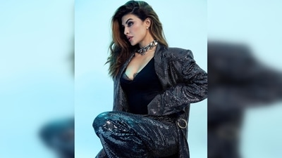 Jacqueline Fernandez elevated her overall look by pairing the pantsuit with a chain detailing choker and diamond stud earrings. (Instagram/@jacquelinef143) Jacqueline Fernandez elevated her overall look by pairing the pantsuit with a chain detailing choker and diamond stud earrings. (Instagram/@jacquelinef143)