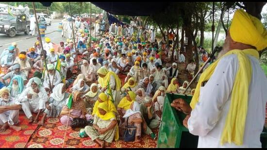 Farmers protesting outside the Trident Group’s unit in Barnala on Thursday. (HT Photo)