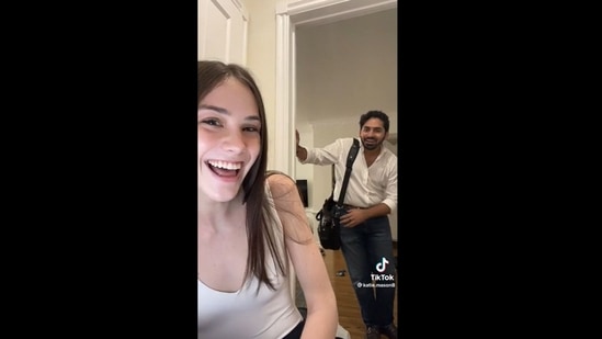 The woman surprised her boyfriend by learning Hindi.(AnxiousIndicator/Reddit )