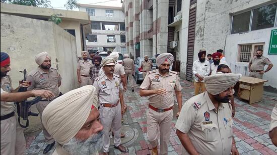 Punjab police personnel outside Amritsar civil hospital on Thursday. (Sameer Sehgal/HT photo)