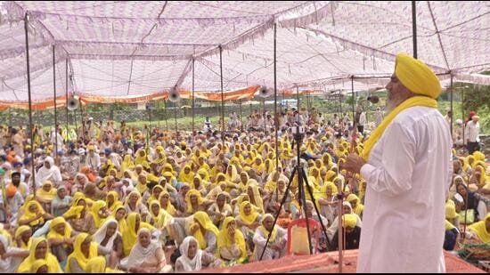 Farm leader Joginder Singh Ugrahan addressing protesters in Ludhiana on Thursday. (HT Photo)