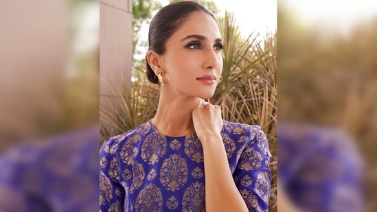 Vaani Kapoor picked this elegant set from the shelves of Raw Mango, a label that is known for its unique handloom work.(Instagram/@_vaanikapoor_)