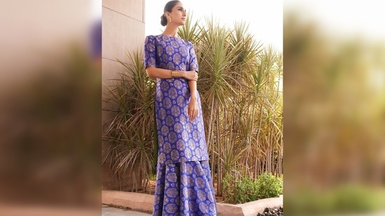Vaani Kapoor kept her look simple yet very elegant by accessorising her desi look with a pair of gold half hoop earrings.(Instagram/@_vaanikapoor_)