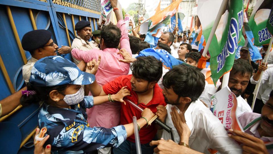 Police personnel detain Congress workers during a protest against summoning of party president Sonia Gandhi by ED in National Herald Case in Patna on Thursday. (Santosh Kumar/HT photo) Police personnel detain Congress workers during a protest against summoning of party president Sonia Gandhi by ED in National Herald Case in Patna on Thursday. (Santosh Kumar/HT photo)