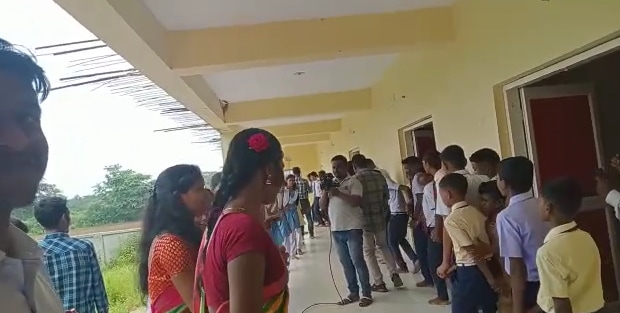 Children celebrate Droupadi Murmu's likely victory in school