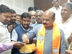 CM Bommai distributes sweets to celebrate the new President of India, Droupadi Murmu. (Image source: BSBommai/Twitter) CM Bommai distributes sweets to celebrate the new President of India, Droupadi Murmu. (Image source: BSBommai/Twitter)
