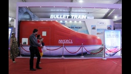 NHSRCL ने मुंबई से अहमदाबाद तक चलने वाली बुलेट ट्रेन की प्रतिकृति प्रदर्शित की (प्रमोद ठाकुर/एचटी फोटो)