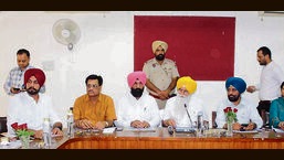 Punjab local bodies minister Dr Inderbir Singh Nijjar during a meeting with MC officials and MLAs at Circuit House in Ludhiana on Friday. (Harvinder Singh/HT)