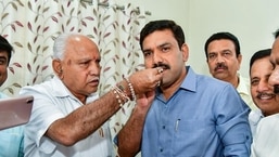 कर्नाटक के पूर्व मुख्यमंत्री बीएस येदियुरप्पा अपने बेटे बीवाई विजयेंद्र के साथ। (पीटीआई फाइल फोटो) कर्नाटक के पूर्व मुख्यमंत्री बीएस येदियुरप्पा अपने बेटे बीवाई विजयेंद्र के साथ। (पीटीआई फाइल फोटो)