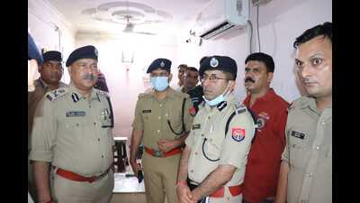 Senior police officials at office of private firm from where ₹40 lakh cash was looted on Friday afternoon in Agra. (HT Photo) Senior police officials at office of private firm from where ₹40 lakh cash was looted on Friday afternoon in Agra. (HT Photo)