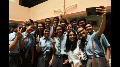 Students of Apeejay School celebrate CBSE 12th Exam result on the school presmises at Nerul, in Navi Mumbai on Friday, July 22, 2022. (Bachchan Kumar/ HT PHOTO) Students of Apeejay School celebrate CBSE 12th Exam result on the school presmises at Nerul, in Navi Mumbai on Friday, July 22, 2022. (Bachchan Kumar/ HT PHOTO)