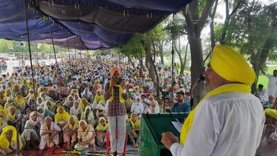 Bhartiya Kisan Union on Friday intensified its ‘Save water, save farming’ campaign outside the Trident Group’s unit located at Dhaula village in Barnala. (HT Photo)
