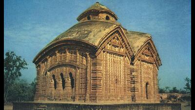 The Keshta-Raya temple dated 1644 in West Bengal’s Bishnupur is a brick version of a double hut, known as the jor-bangla. A unique feature of the temples in Bengal is the use of clay, brick and mortar and bamboo, which gave the roofs a distinct curvilinear form called the bangla-roof. (Photo courtesy: George Michell)