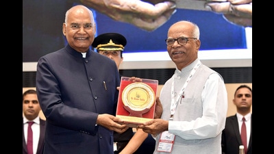 New Delhi, July 09 (ANI): President Ram Nath Kovind presents a memento at Yuva Sammelan organized by 'My Home India' at Vigyan Bhawan in New Delhi on Saturday. (ANI Photo) (Sanjay Sharma)