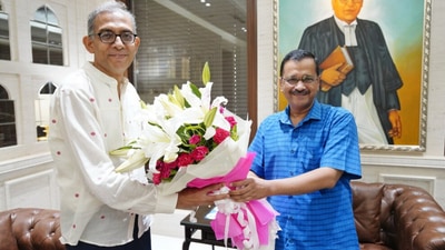 Delhi chief minister Arvind Kejriwal with Nobel Laureate Abhijit Banerjee. (Twitter.com/Arvindkejriwal)