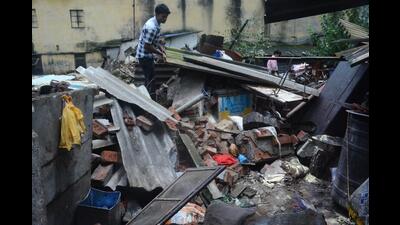Six persons were injured after the ground-plus-one-storeyed Mobin Master building collapsed in Bhiwandi on Tuesday. Way back in April, a portion of a balcony of a room fell on a 40-year-old woman in Bhiwandi, killing her. Three persons have been booked for carrying out illegal alterations that led to the slab collapse. (Photo for representational purpose only) (PRAFUL GANGURDE/HT PHOTO)