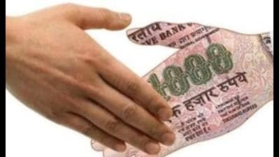 A traffic police constable of Ambernath region in Thane has been suspended and an inquiry initiated against him after he was caught on camera taking a bribe of  ₹200 from a commuter who flouted traffic rules on Friday. (HT FILE PHOTO FOR REPRESENTATIONAL PURPOSE ONLY)