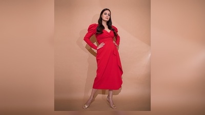 Dia Mirza's dress is by the luxury fashion label Gauri & Nainika. She turned makeup artist for her this look and aced the soft glam makeup look. (Instagram/@diamirzaofficial) Dia Mirza's dress is by the luxury fashion label Gauri & Nainika. She turned makeup artist for her this look and aced the soft glam makeup look. (Instagram/@diamirzaofficial)